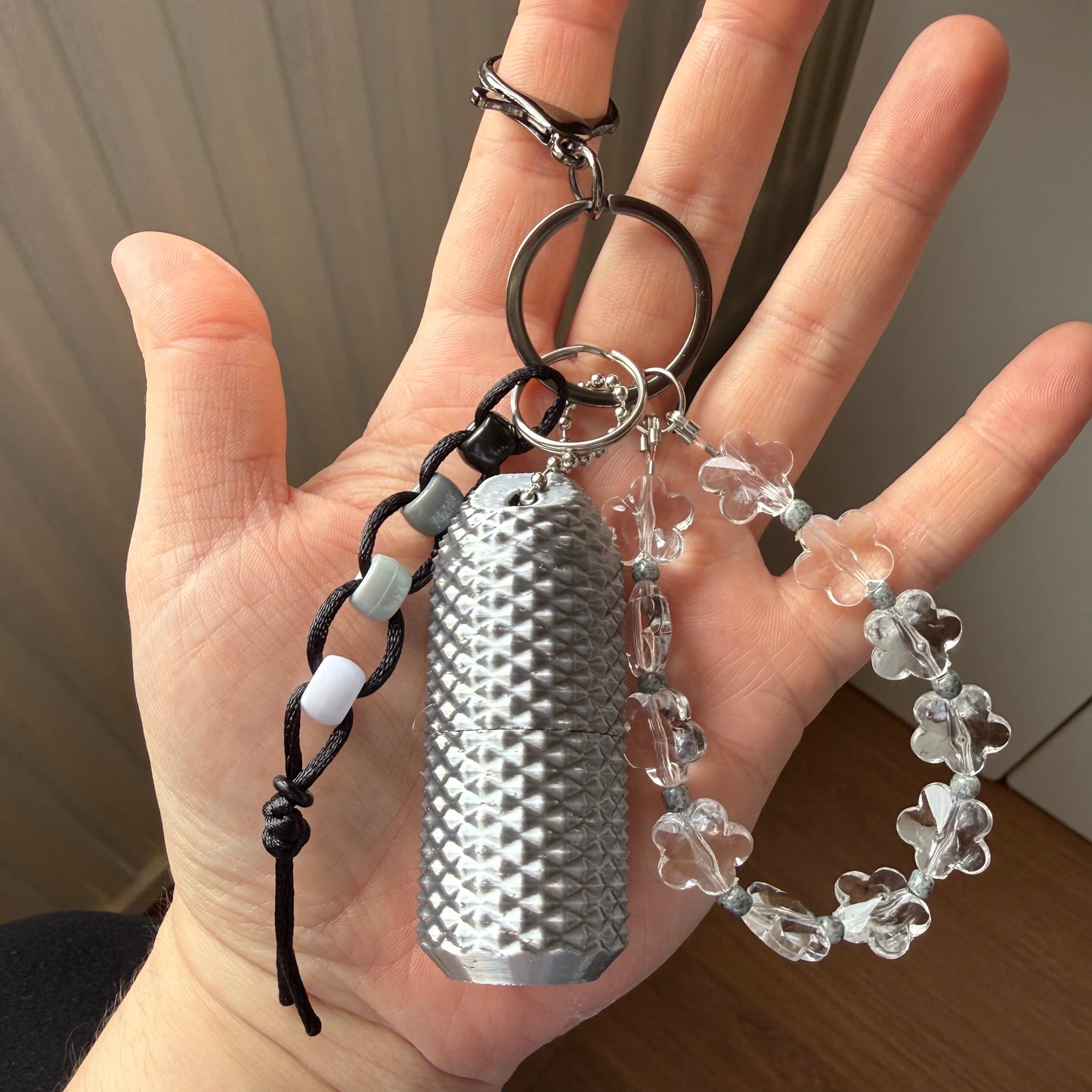 Spikey fidget medicatie houder - silver medium