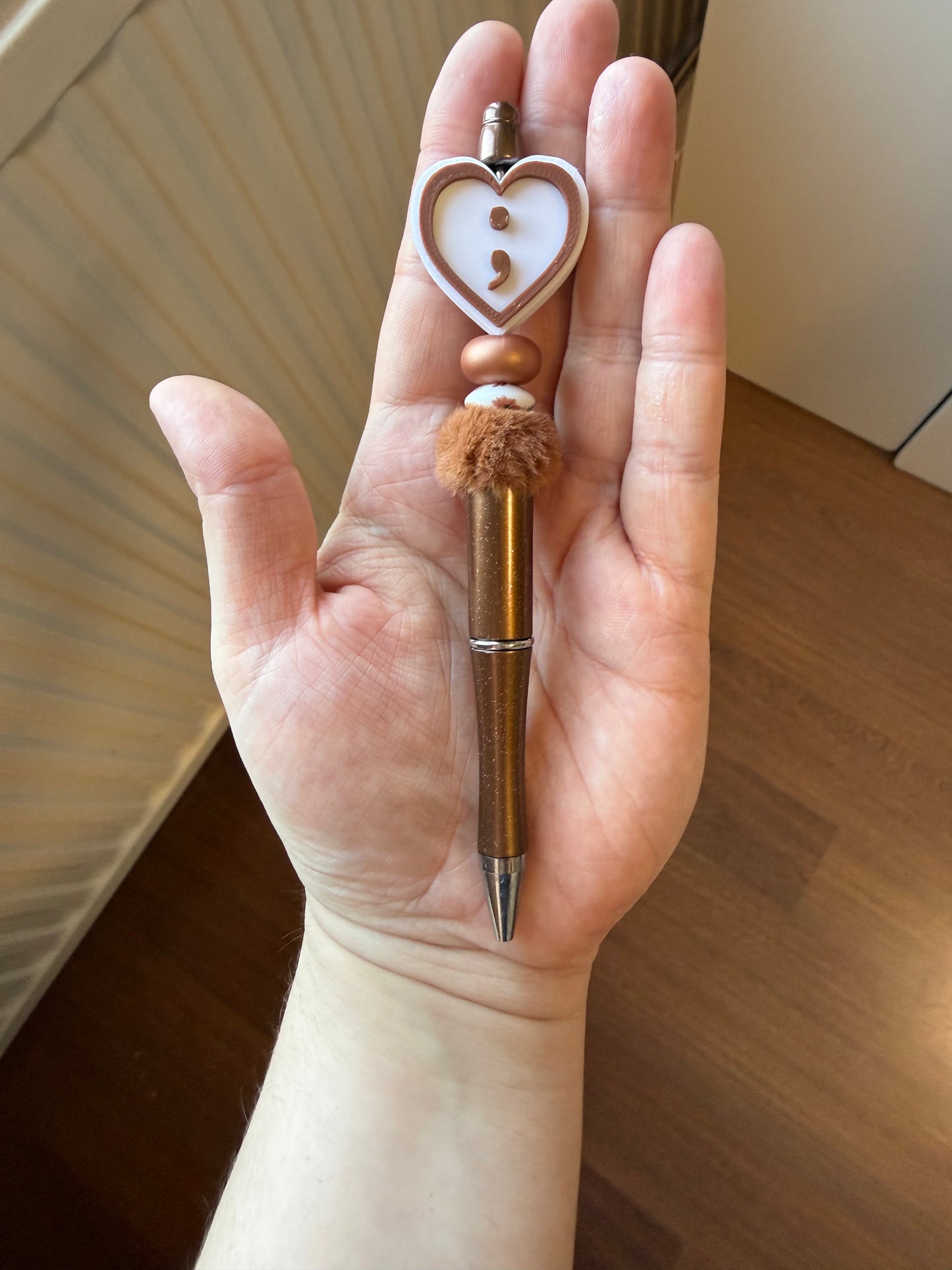 Bruine/roze pen- Semicolon