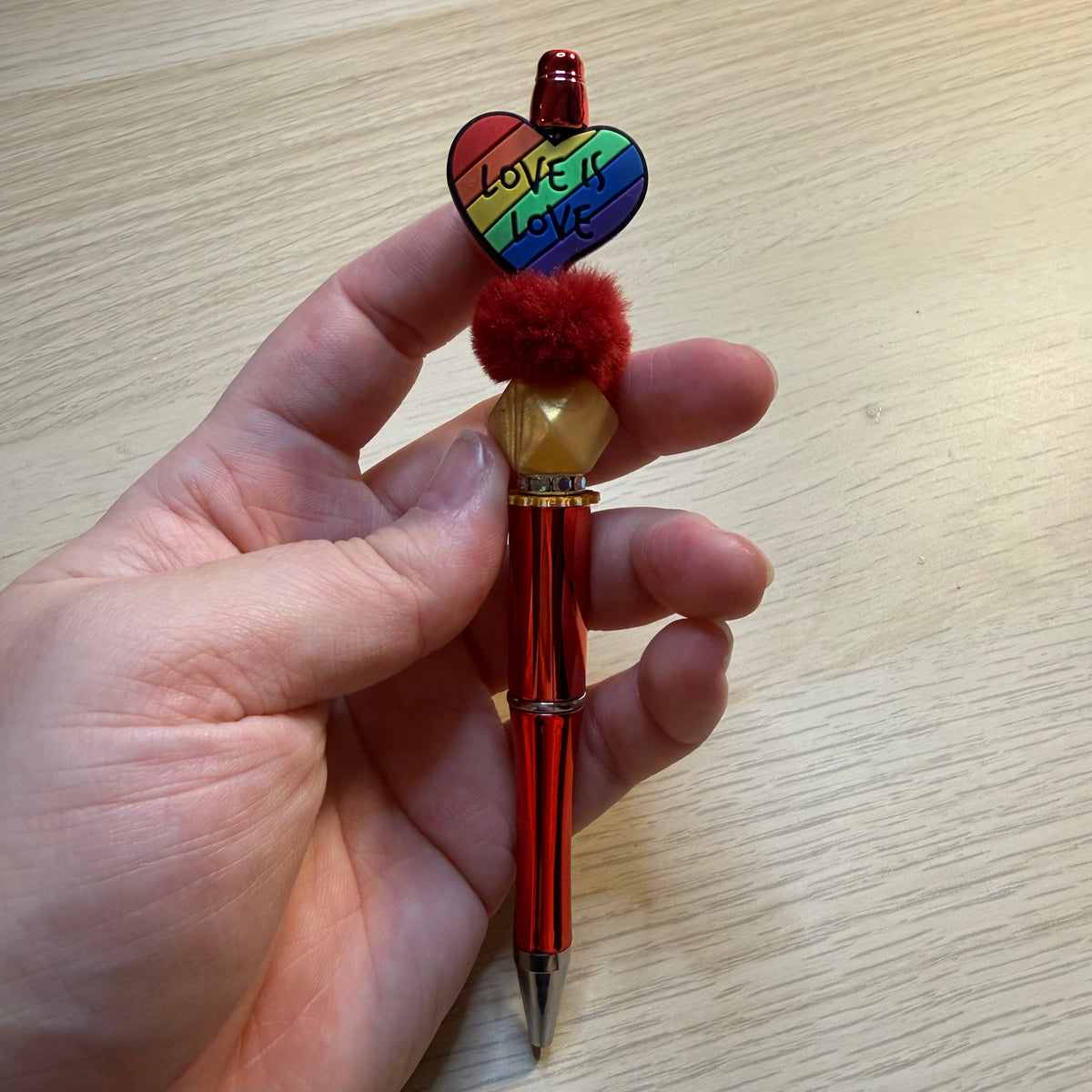 Love is love rood pen